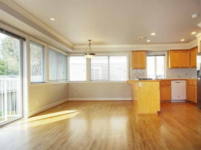 Photo - 657 W Emerson St