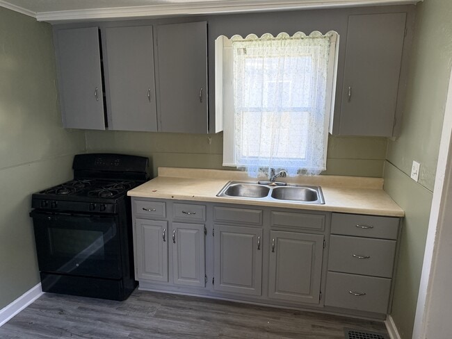 Photo - 365 Willis Ave