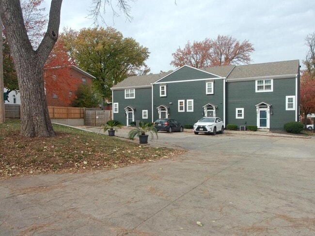 Photo - 909 W 41st Pl