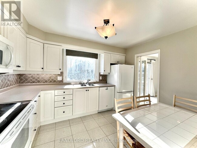 Photo - 2294 Wyandotte Dr