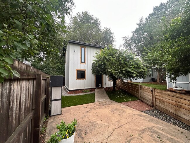 Building Photo - 1422 N Arcadia St Rental