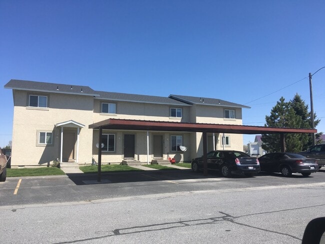 Newly remodeled 2 bedroom, 1.5 bathroom townhome in Blackfoot with Fiber Internet- Available now!
