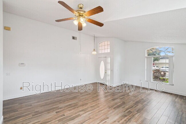 Photo - 2732 Cahill Way