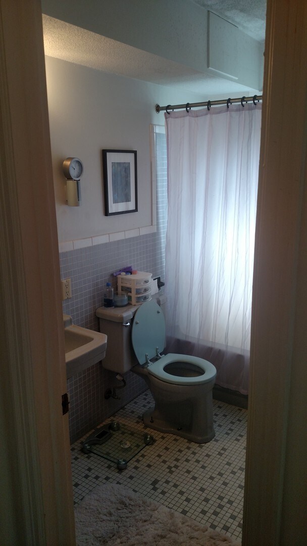 Photo - Large One Bedroom Walking Distance to UIHC, top floor, end unit, Available 08/01/2026 Unit 1015-70