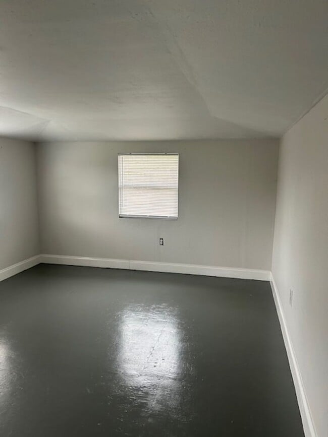 Photo - Well maintained 3/2 centrally located and available now!