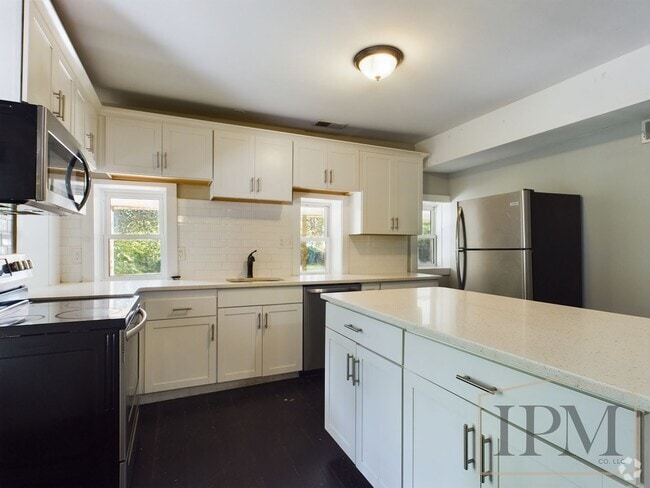 Building Photo - Coming Soon   Spacious 3 bedroom Located i... Rental