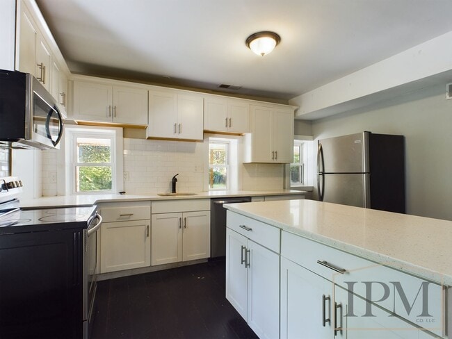 Building Photo - Coming Soon Spacious 3 bedroom Located i... Rental