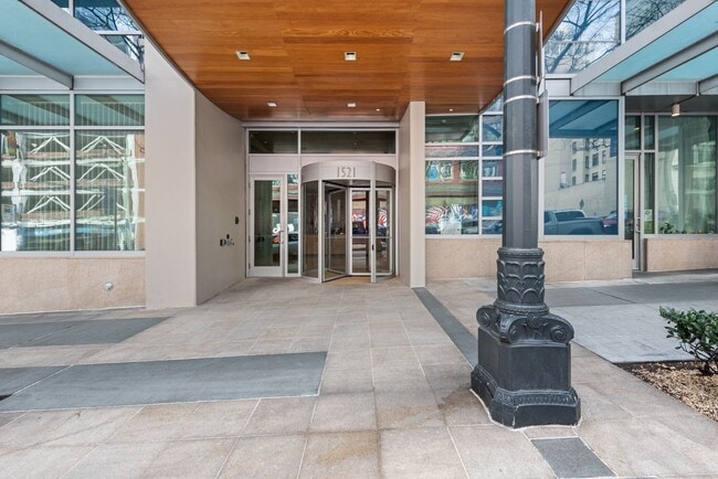 Photo - Luxury 2 Bed 1.75 Bath Furnished Downtown Seattle Condo with Stunning Views