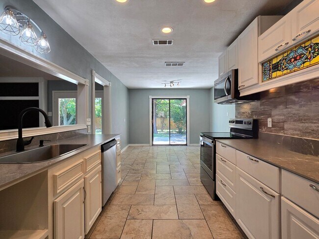 204 Redwood Cir