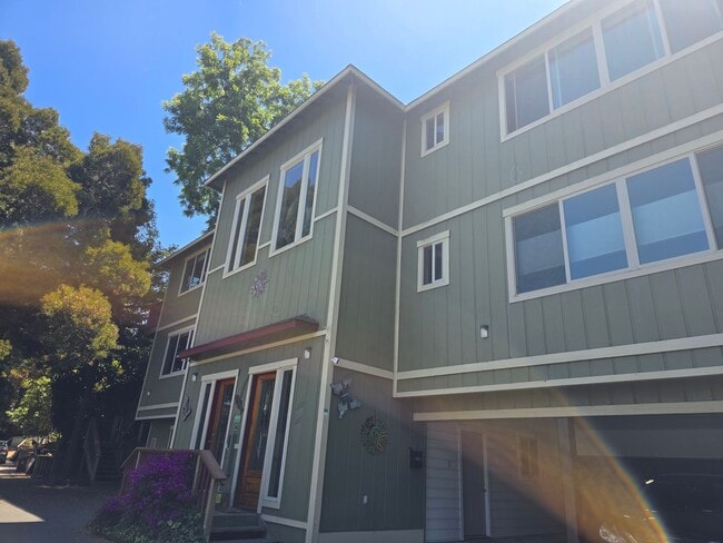 Building Photo - Beautiful 2nd story unit with beautiful vi... Rental