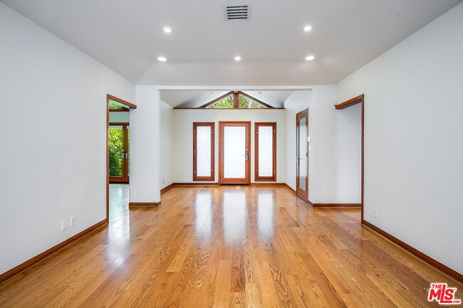 Photo - 445 Westmount Dr
