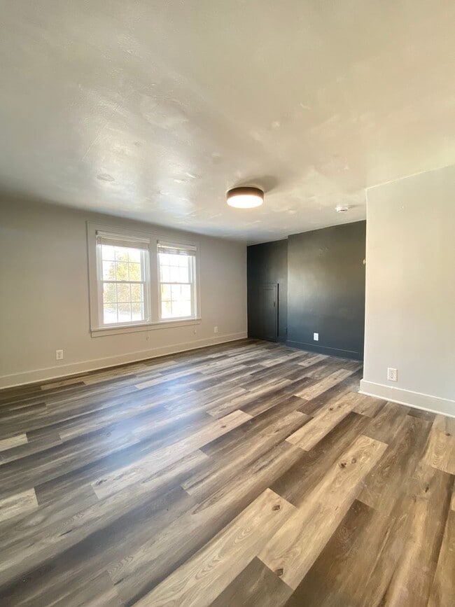 Building Photo - 2409 Omro Rd Unit 2409 Omro Road