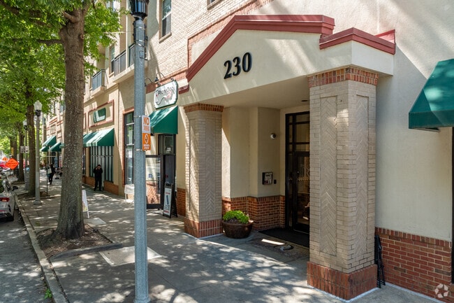 Entrada - Decatur Renaissance Apartments