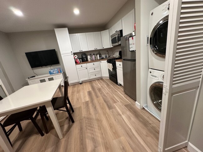 kitchen -tv cabinets, stove, refrigerator - 3846 Farrcroft Grn Unit Farrcroft Green