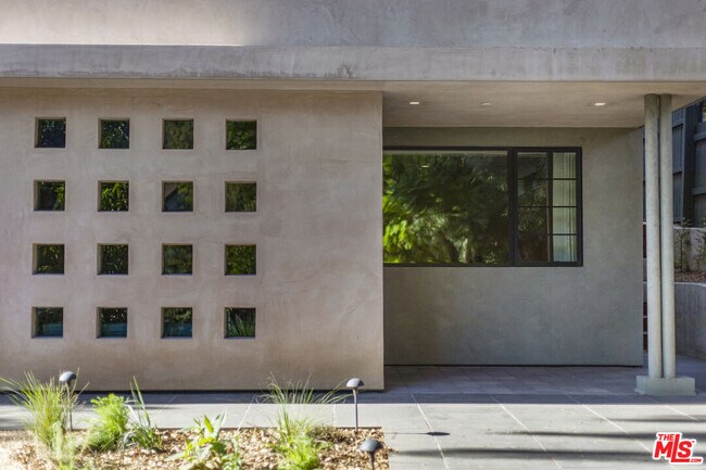 Photo - 1939 Lake Shore Ave