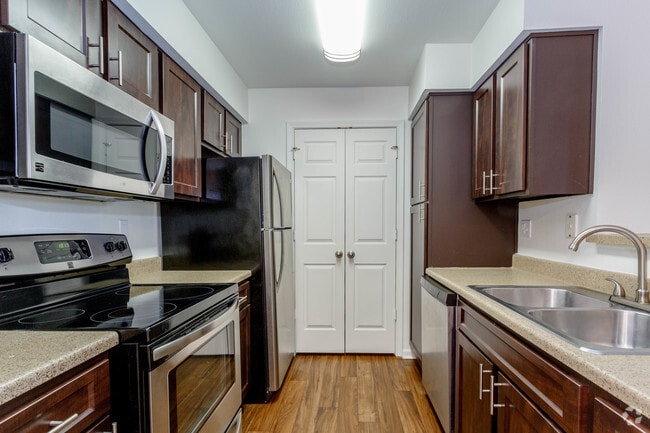 2BR, 1BA - Bradford - Crown Colony Apartments