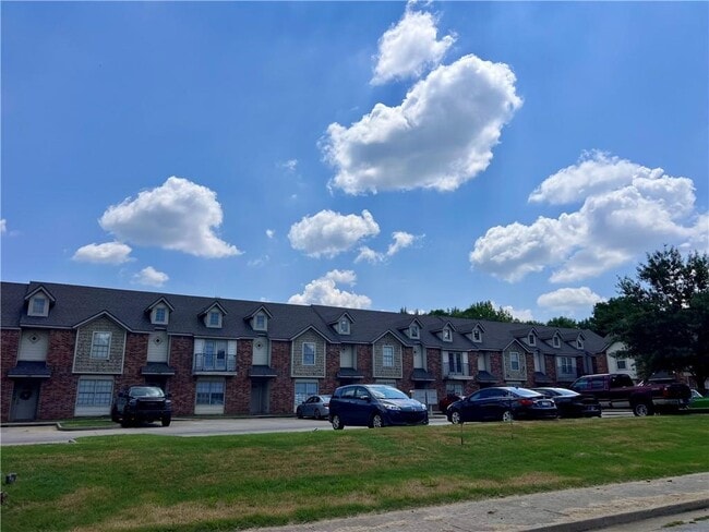 Building Photo - 1752 N Chestnut Ave Rental