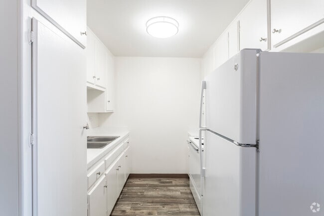 1 BR, 1 BA - 700 SF