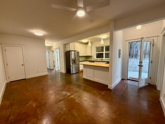 Building Photo - 3263 Louise St