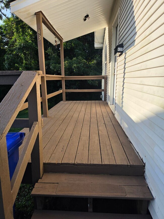 431-433 W Outer Drive