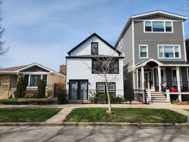 Building Photo - 1748 W Newport Ave Unit 1a
