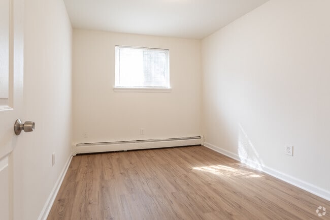 2BR, 1BA - 745 SF - Elsinore Courtyard Apartments