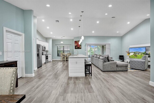 Photo - 126 NW Heather St