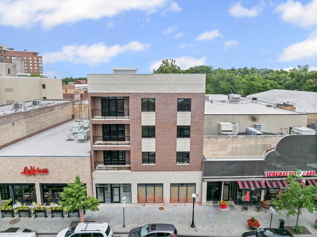 Building Photo - 1036 Lake St Unit 2N