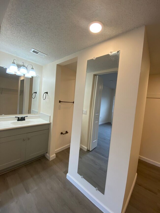 NEWLY RENOVATED 2 BED 2 BATH CONDO NEAR UC... House Rental in