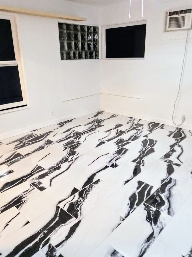 Photo - 1328 E Clarendon Ave House