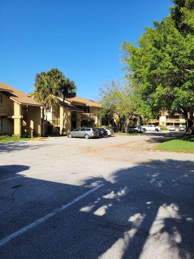 Building Photo - 13165 Chadwick Ct Unit 25