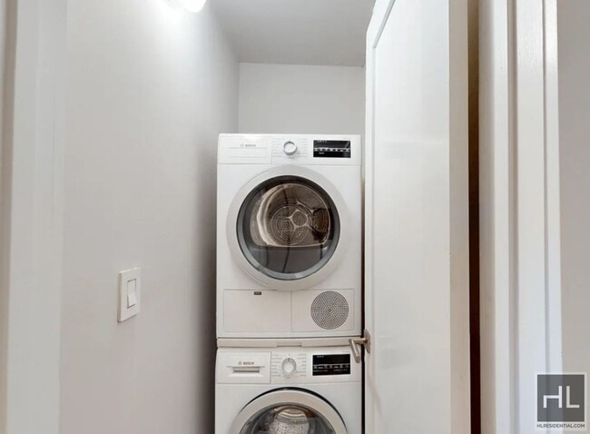 TRUE 3 Bed 2 bath with Balcony / Washer and dryer /Doorman