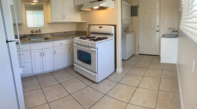 Kitchen - 323 Bond St Unit 323 Bond Street