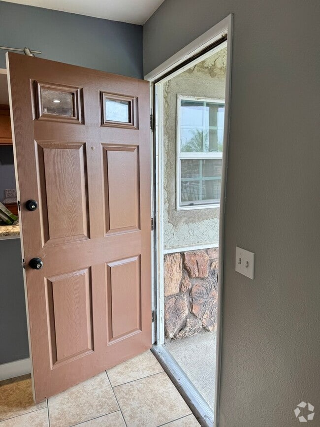Building Photo - Cozy 3-Bedroom Home with Spacious Backyard...