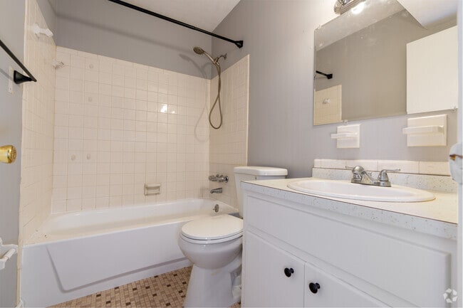 1BR, 1BA - 775SF - Primary Bathroom