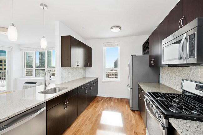 Cocinas inspiradas en chefs con gabinetes personalizados estilo espresso - Warren at York by Windsor