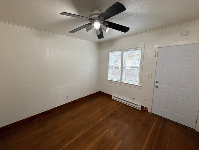 Photo - 633 Thompson Ave NE