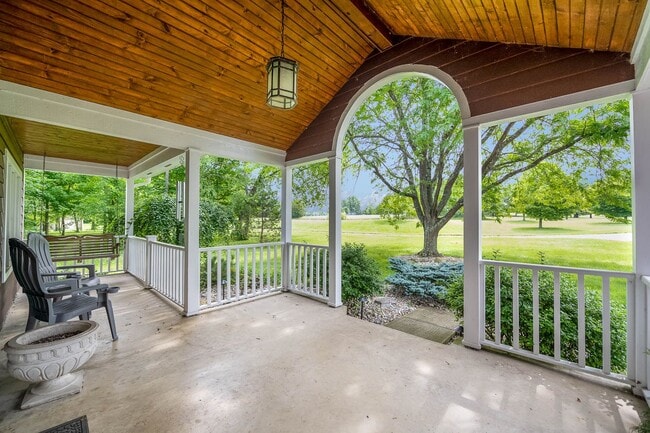 Photo - Cheerful 6-Bedroom Villa with fishing pond.