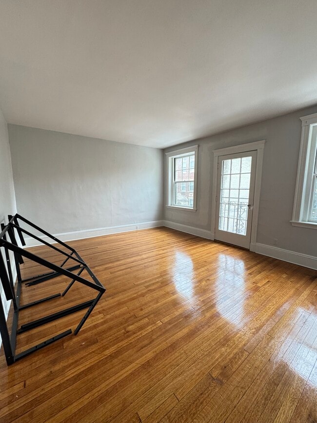 Building Photo - 104 Strathmore Rd Unit 2