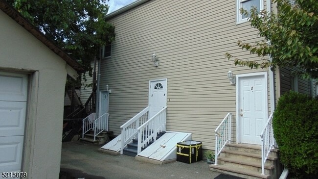 Building Photo - 26 Harrison St Unit 3