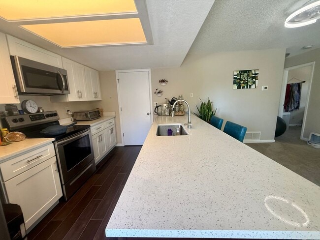 Building Photo - Spacious, Sunlit 3BR / 2 BA Condo just steps away from Standley Lake!