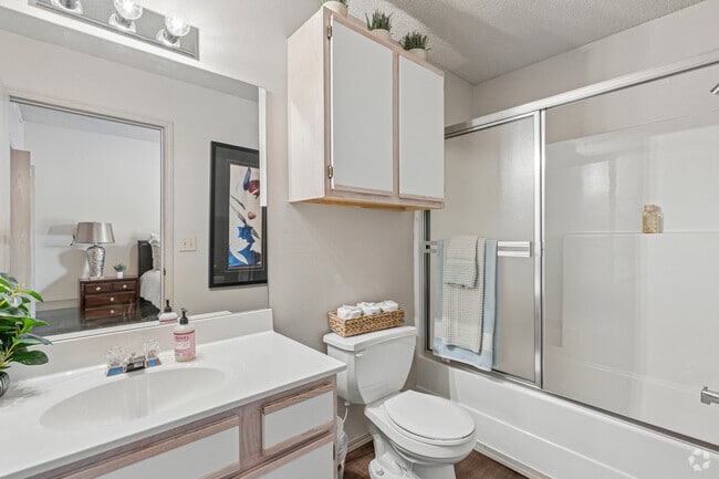 2BR, 2BA - 1,043SF - First Bathroom