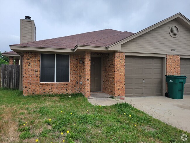 Building Photo - 3 Br Duplex with Vinyl Plank Flooring Rental