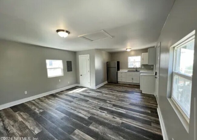Photo - 133 W 6th St