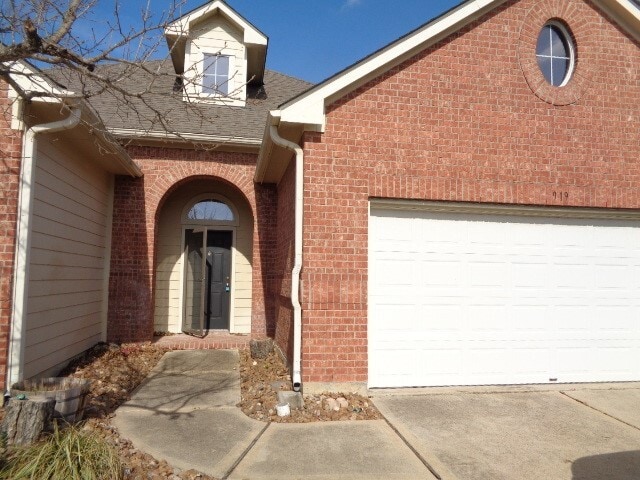 Building Photo - 919 Sweet Pine Dr