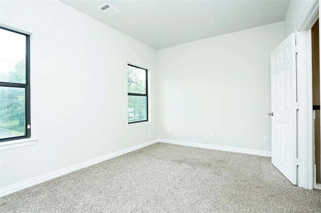 Photo - 990 Grenshaw St