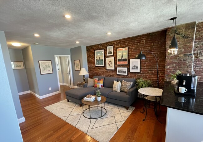 Building Photo - 349 Sumner St Unit 3