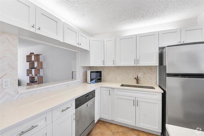 Building Photo - 5300 NE 24th Terrace Unit 425 Rental