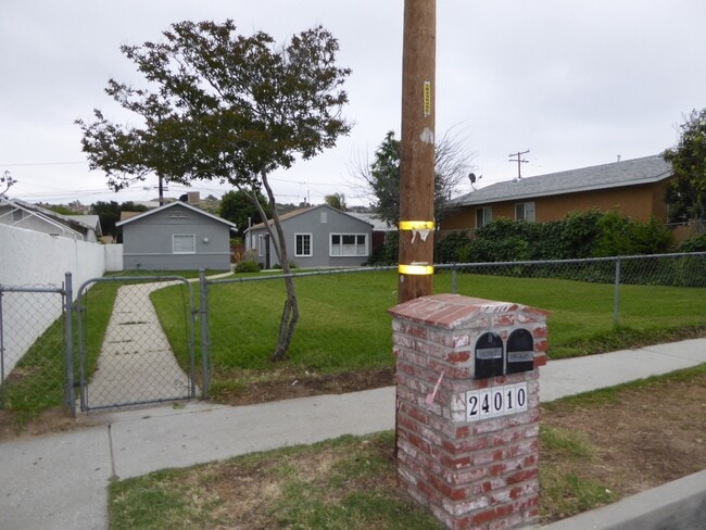Building Photo - COMING SOON! Cozy 1-Bedroom Single-Story Duplex Home in Newhall