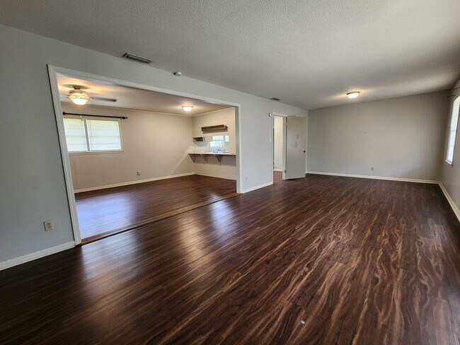 Photo - 1218 Thomwal St